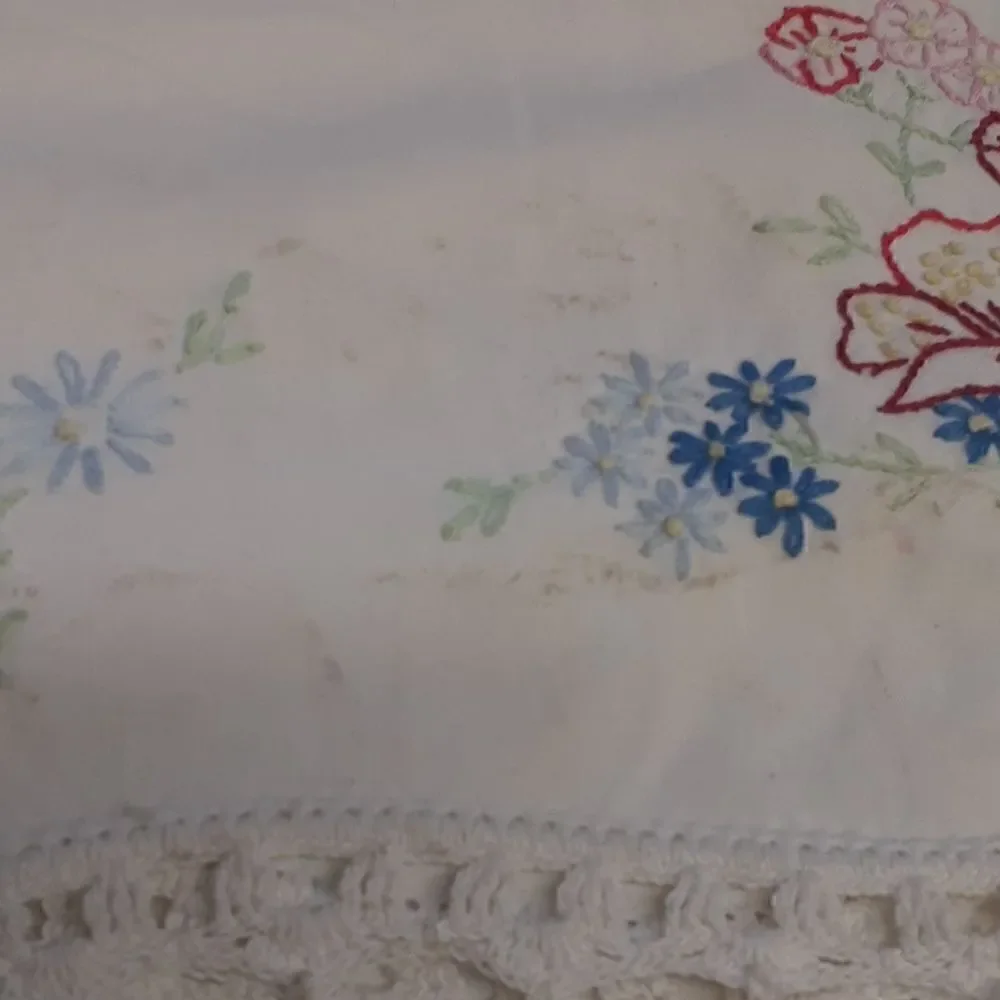 ‎Beautifully embroidered vintage pillow case  with tatted lace edge